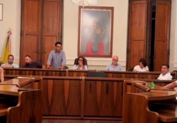 Riposto, fuochi d'artificio in Consiglio comunale per il caso Cuc&egrave;