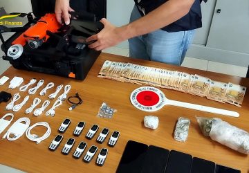 Con un drone tentano di introdurre in carcere telefoni e droga: arrestati VIDEO