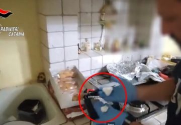 Spaccia sotto casa: scoperto e arrestato dai Carabinieri un 62enne