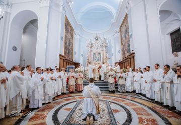 Ordinazione sacerdotale a Randazzo, il diacono Gianluca Franco consacrato presbitero