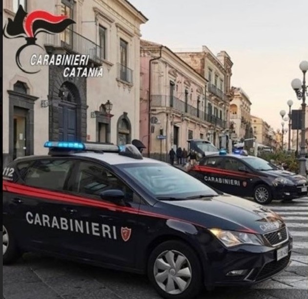 All’arrivo dei Carabinieri lancia una cassaforte con la droga dal terzo piano: in manette 24enne