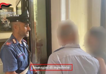 Prende per i capelli la madre e le sbatte la testa contro un muro: arrestato 26enne