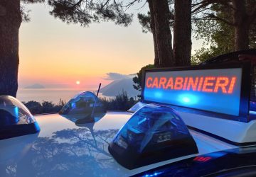 Si imbarca sul traghetto e lascia il suo cane nel bagagliaio dell&rsquo;auto per tutto il tragitto. Un 51enne catanese denunciato