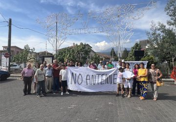 Linguaglossa, protesta contro l&rsquo;installazione di antenne 5G a ridosso delle case. Si costituisce il comitato di quartiere