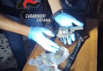 Armi, munizioni e droga a casa: arrestato pregiudicato 61enne