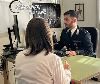 Ubriaco maltratta la moglie e aggredisce vicini e i sanitari del 118: arrestato 43enne
