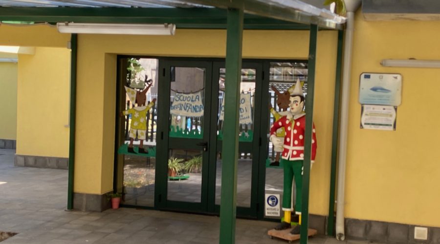 Scuola Collodi di Giarre: genitori denunciano degrado dell’area verde, sprechi e infiltrazioni sul tetto