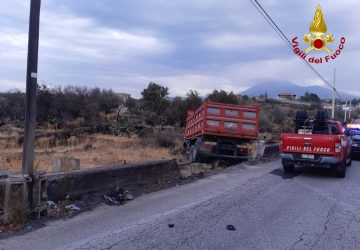 Patern&ograve;, scontro tra due autovetture ed un camion: due feriti