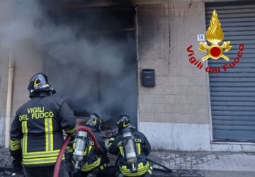 Acireale, incendio in un laboratorio artigianale di via Fabio: un ustionato ed un intossicato