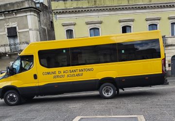 Aci S. Antonio: con l’avanzo di amministrazione il Comune acquista uno scuolabus