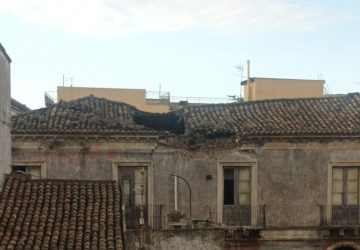 Crolla a Giarre il tetto di un edificio di via Lisi