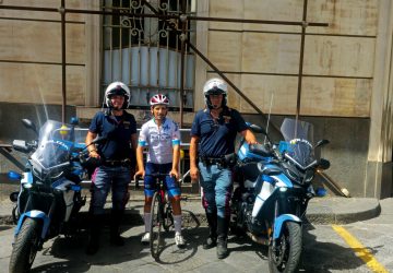 A passeggio con uno scooter rubato "pensano bene" di rubare una costosa bici: beccati dalla Polizia