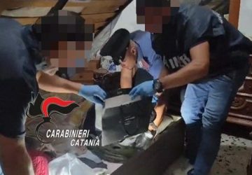 Tenta di “farla franca” e getta la cocaina dal terrazzo: manette per un 21enne