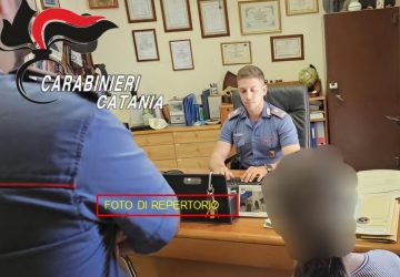 Ubriaco, picchia la moglie in strada ma i vicini chiamano i carabinieri. Arrestato 36enne