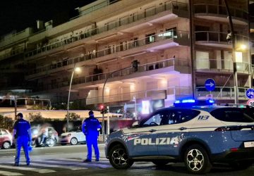 "Furbescamente" scippano una donna sotto l'occhio vigile delle telecamere: arrestata una coppia VIDEO