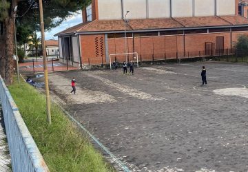 Giarre, campetto parrocchiale invaso da sabbia vulcanica e aghi di pino: la parrocchia pulirà con fondi propri