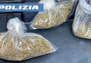 A passeggio per il quartiere con la droga: arrestato pusher