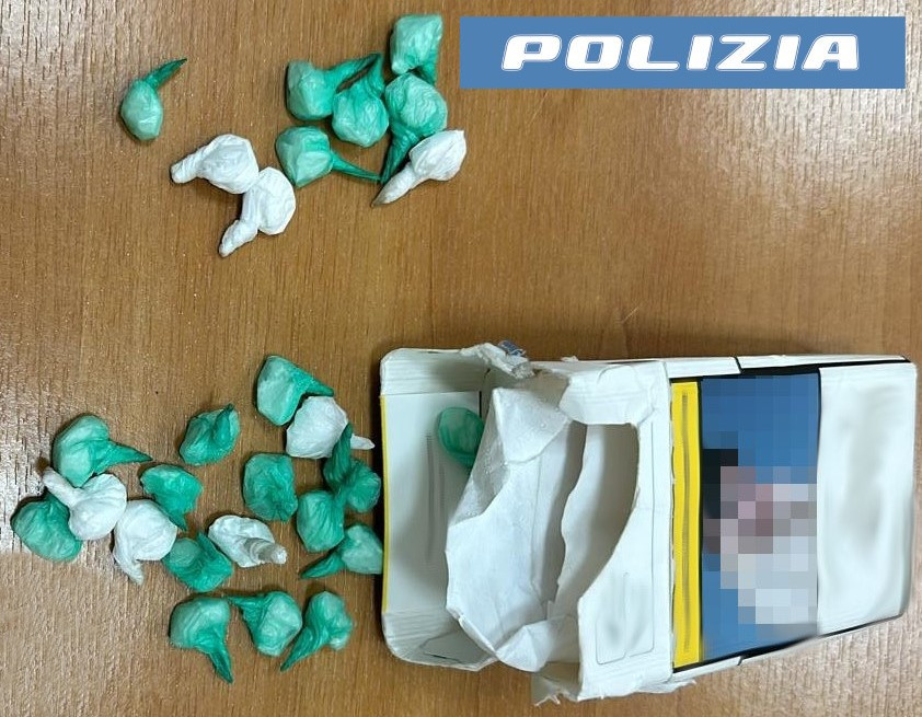 Acireale, nascondeva la droga a casa della nonna: giovane pusher arrestato