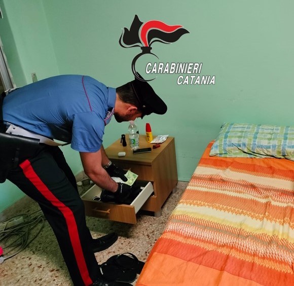 Fiumefreddo, beccato con cocaina e marijuana: arrestato 22enne