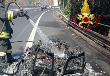 Incendio di un'autovettura in viale Mediterraneo a Catania. Disagi alla circolazione
