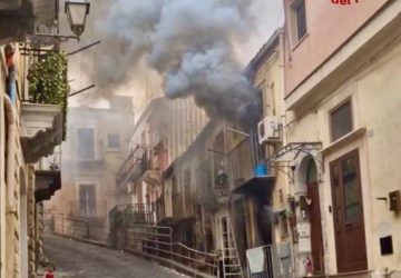 Incendio in un'abitazione: salvato 40enne