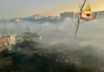 Vasto incendio di sterpaglie a ridosso del cimitero di Catania. Rogo spento stamane alle 8