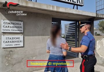 Tenta di buttare gi&ugrave; dal 5&deg; piano la madre e ferisce la sorellina di 10 anni: fermata una 26enne