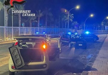 Tentano di tagliare con un flex le casse dei parcometri: scoperti e arrestati dai Carabinieri