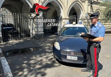 Davanti alla tomba del figlio inveisce contro ex moglie e Carabinieri: arrestato