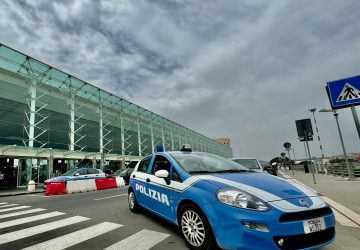 Pizzicato mentre "preleva" alcune parti di un'auto in sosta