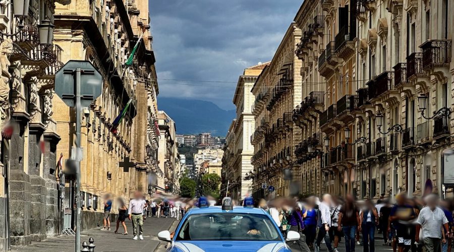 Rubano profumi per un valore di oltre 1.300 euro: arrestati