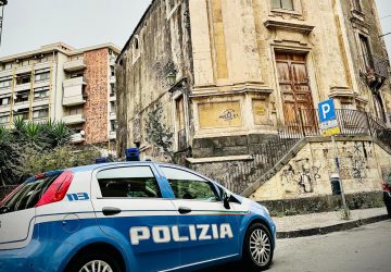 &ldquo;Andate via sbirri di merda. Vi ammazzo&rdquo;: arrestato parcheggiatore abusivo