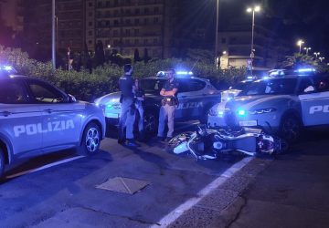 Scappano all&rsquo;alt dei poliziotti e nella fuga si scontrano con una volante: manette per due giovani
