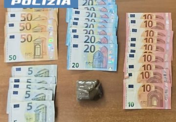 Scappa ad un controllo: bloccato e denunciato per spaccio un 24enne