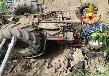 Trattore si ribalta a Viagrande, ferito il conducente