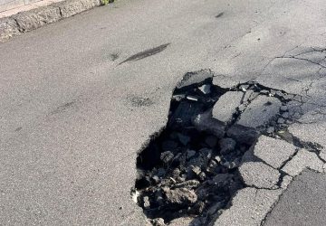 Giarre, voragine su via Ugo Foscolo: allarme tra i residenti e rischio per la circolazione