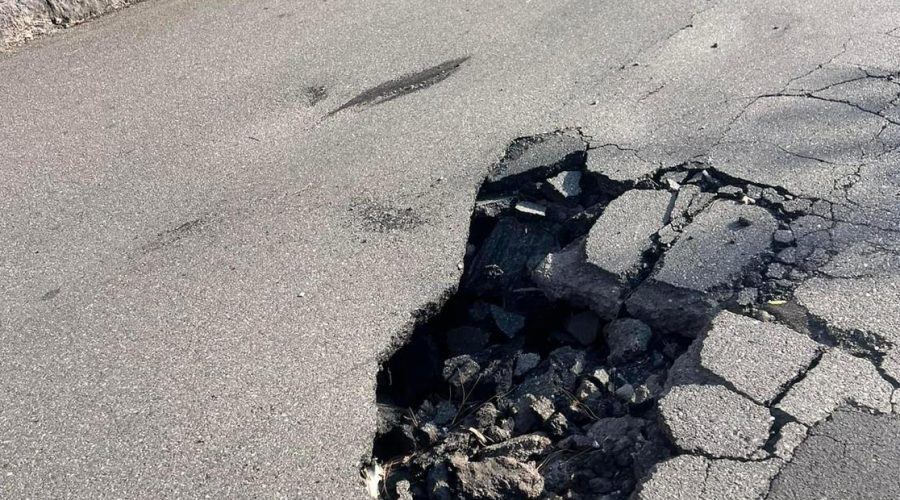 Giarre, voragine su via Ugo Foscolo: allarme tra i residenti e rischio per la circolazione