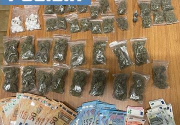 Tenta di fuggire dai poliziotti: fermato 20enne con lo zaino pieno di droga