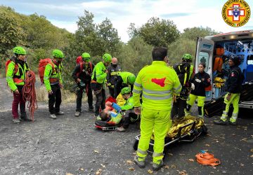 Etna, masso crolla da parete e colpisce turista: soccorso e trasportato in ospedale