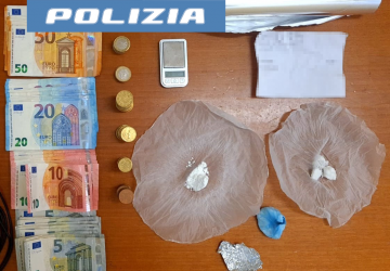 Sorpresi a spacciare crack e cocaina in una casa &ldquo;blindata&rdquo;: arrestati due giovani
