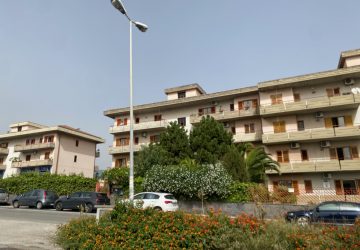 Giarre, frazione di Trepunti: pericolo per un palo dell&rsquo;illuminazione pubblica e degrado diffuso