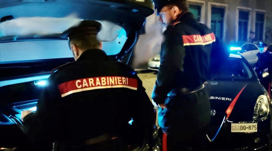 Picchia e tenta di strangolare l’anziano marito: arrestata una 53enne