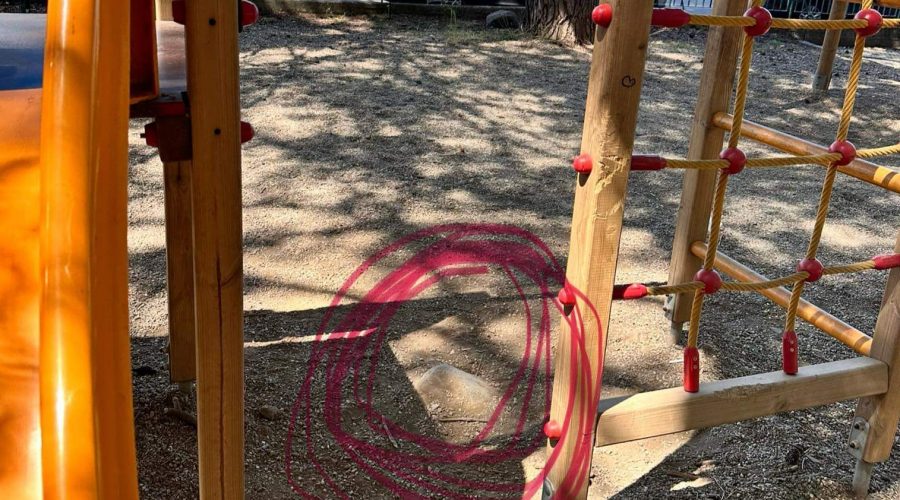 Giarre, grosse pietre pericolose affiorano nell’area ludica per bimbi di piazza Immacolata