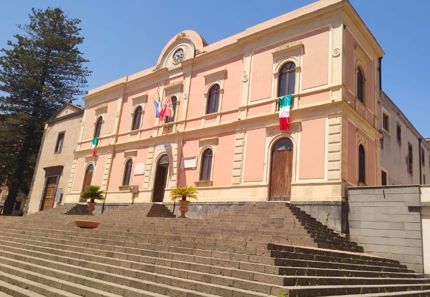 Aci Catena, scontro sull’impegno di 300mila euro per la sabbia vulcanica. L’opposizione: “Continua lo sperpero di denaro pubblico”