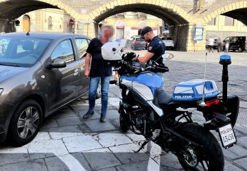 Contrasto ai parcheggiatori abusivi: beccati in 11. Scattano sanzioni e denunce