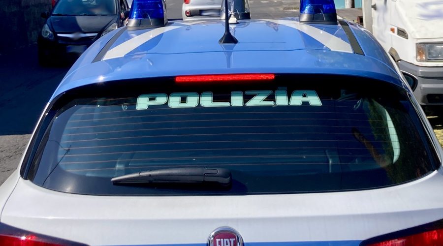 Tenta di uccidersi tagliandosi le vene dei polsi: salvato dalla Polizia