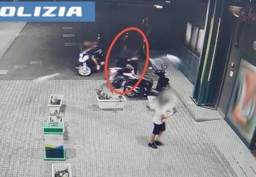 Rubano uno scooter ma vengono riconosciuti dai tatuaggi: arrestati due giovani