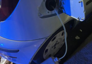 Beccato mentre "preleva" benzina da un'auto in sosta: denunciato 46enne