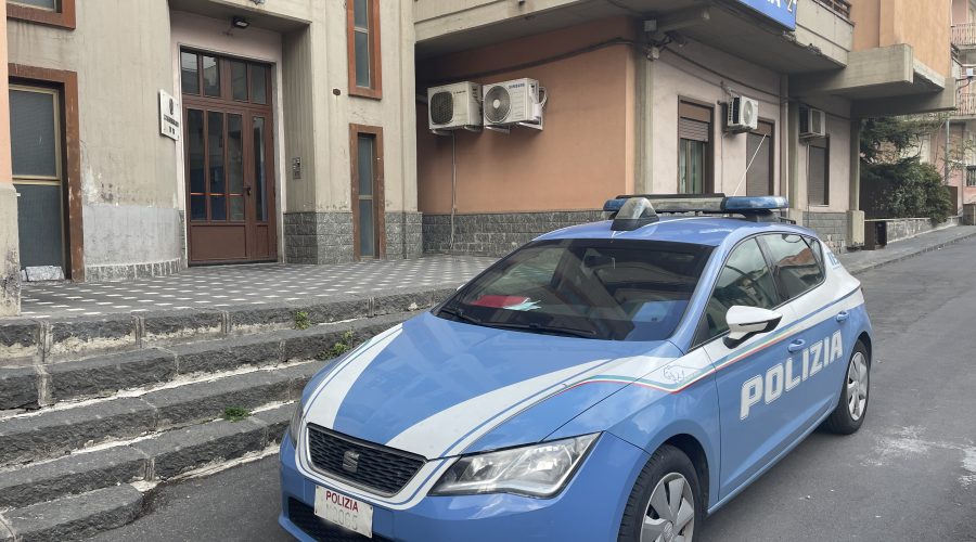 Tenta di lanciarsi dal balcone: afferrato “al volo” dai poliziotti