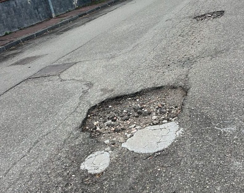 Giarre, è emergenza voragini ma si asfaltano vie “poco trafficate”…